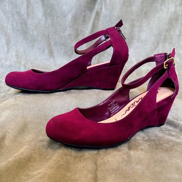 AMERICAN RAG Burgundy Faux Suede SZ 7.5 Ankle Strap Wedge w/ back Zip Closure - Picture 12 of 16